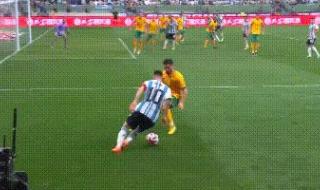 球迷进场抱梅西 球迷进场抱梅西